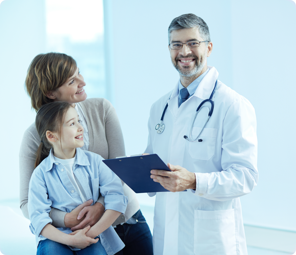 Doutor feliz segurando uma prancheta com pacientes.